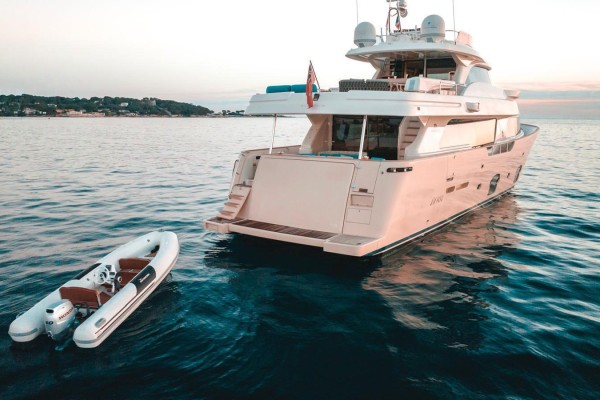 2013 Custom Line Navetta 26