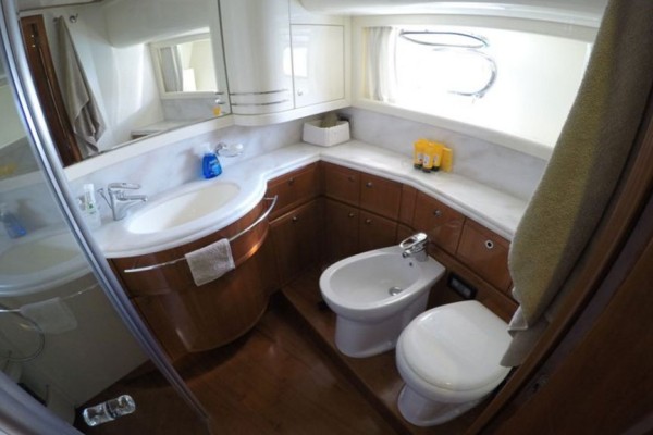 2006 Ferretti 830
