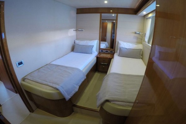 2006 Ferretti 830