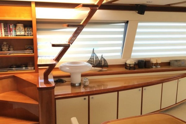 2006 Ferretti 830