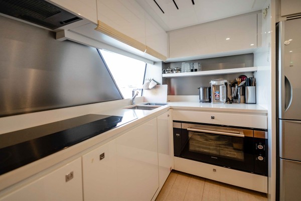 2016 Custom Line Navetta 28