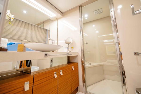 2016 Custom Line Navetta 28