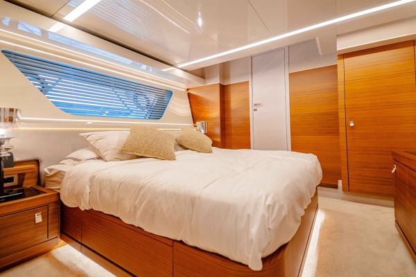 2016 Custom Line Navetta 28