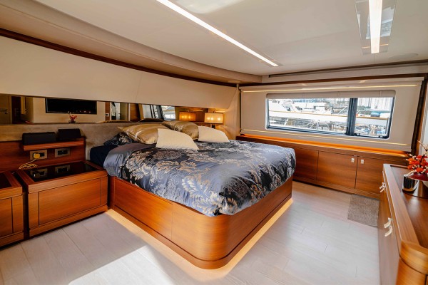 2016 Custom Line Navetta 28