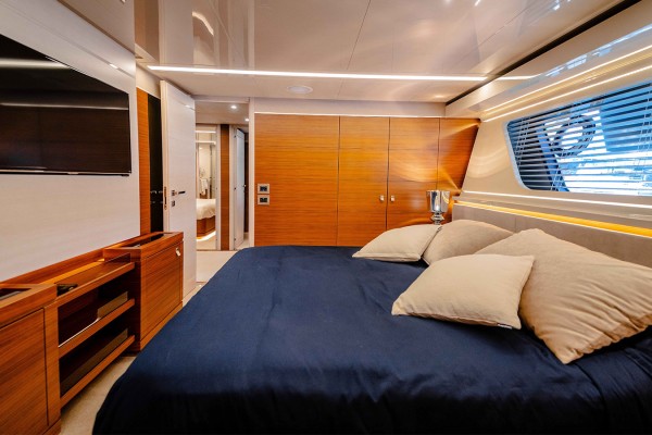 2016 Custom Line Navetta 28