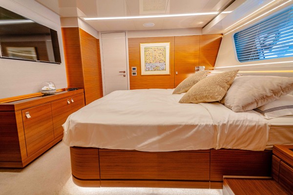 2016 Custom Line Navetta 28