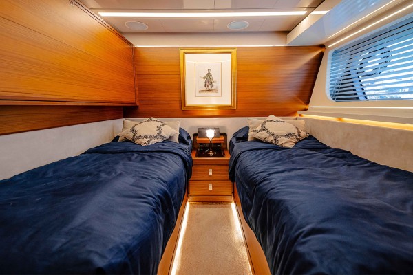 2016 Custom Line Navetta 28
