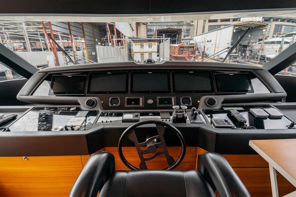 2016 Custom Line Navetta 28