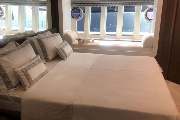 2015 Ferretti 800 HT
