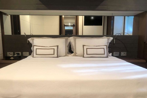 2015 Ferretti 800 HT