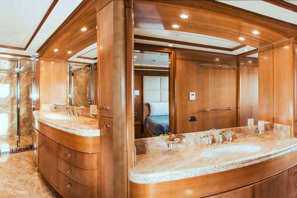 2010 Benetti Vision 145