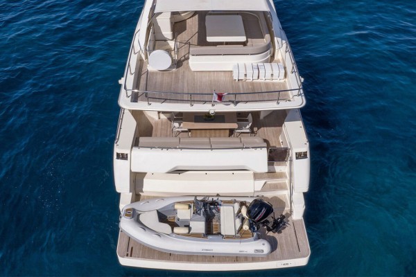 2016 Ferretti 750