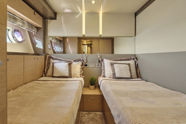 2016 Ferretti 750