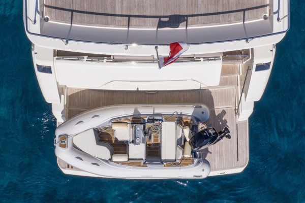 2016 Ferretti 750