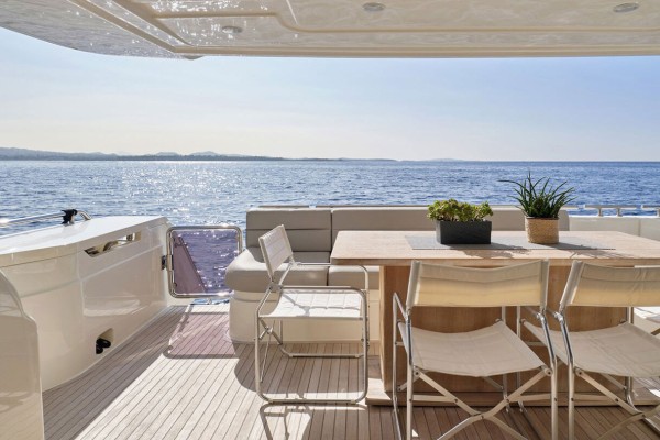 2016 Ferretti 750