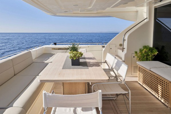 2016 Ferretti 750