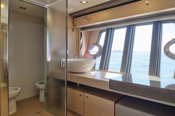 2016 Ferretti 750