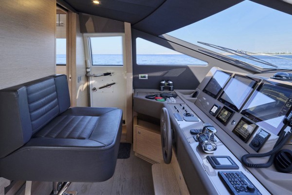 2016 Ferretti 750