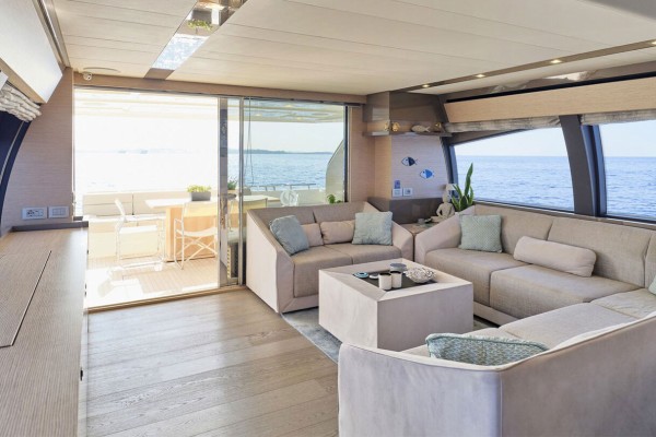 2016 Ferretti 750