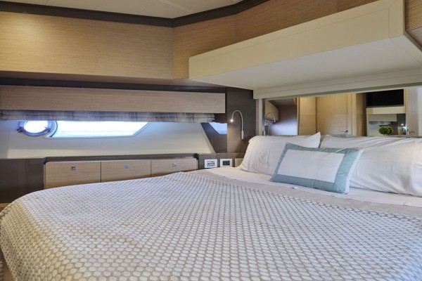 2016 Ferretti 750
