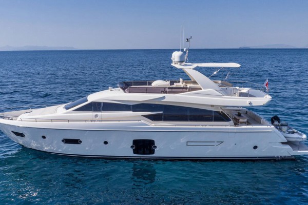 2016 Ferretti 750