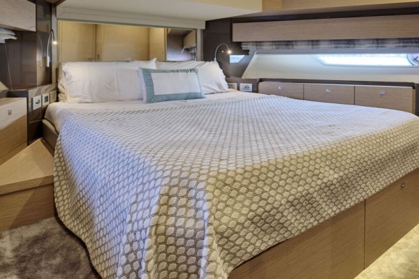 2016 Ferretti 750