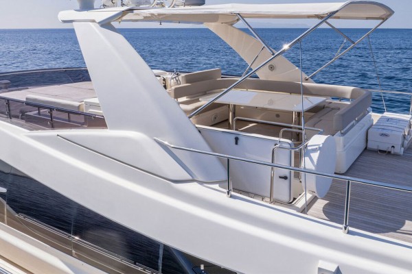 2016 Ferretti 750