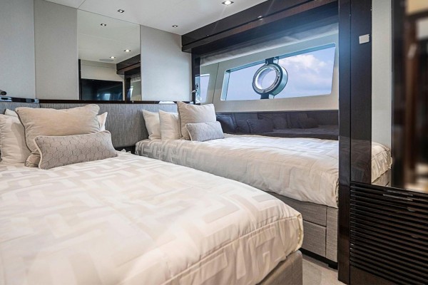2017 Sunseeker 95 Yacht
