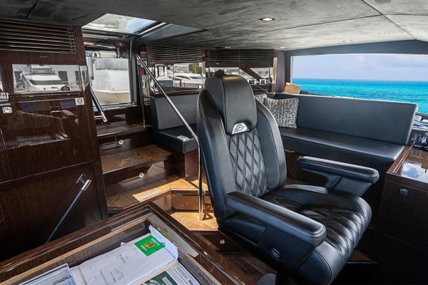2017 Sunseeker 95 Yacht