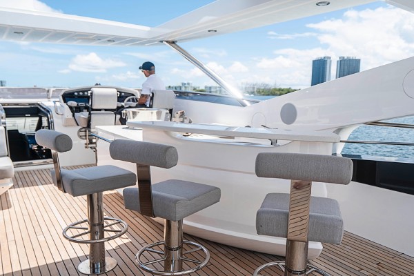 2017 Sunseeker 95 Yacht