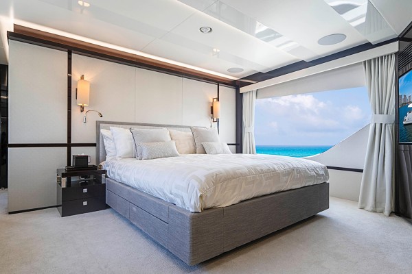 2017 Sunseeker 95 Yacht