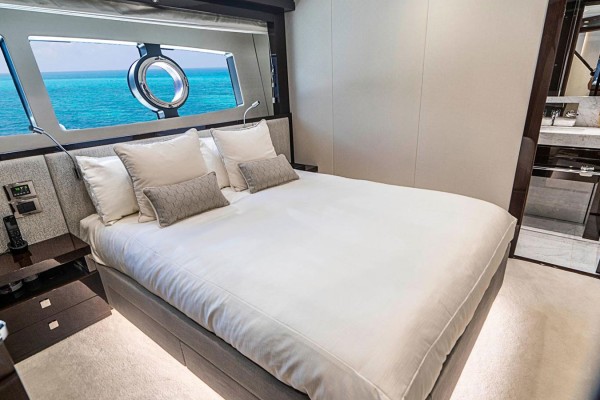 2017 Sunseeker 95 Yacht