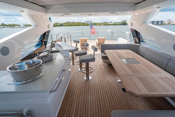 2017 Sunseeker 95 Yacht