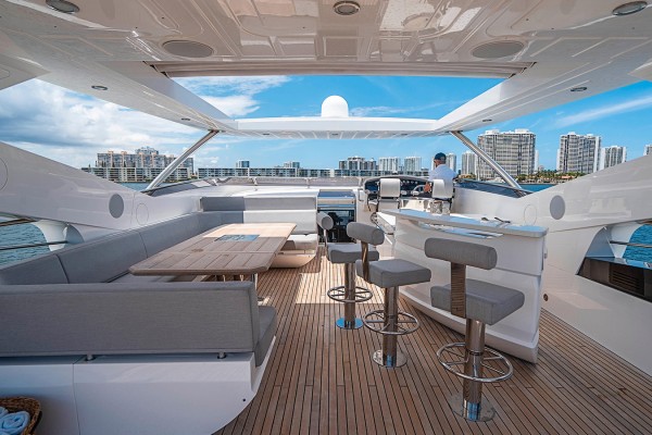 2017 Sunseeker 95 Yacht