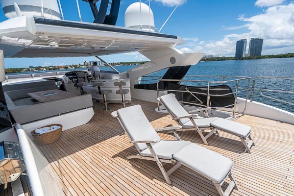 2017 Sunseeker 95 Yacht
