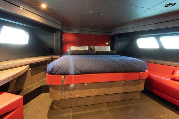 2013 Sunseeker 92 Yacht