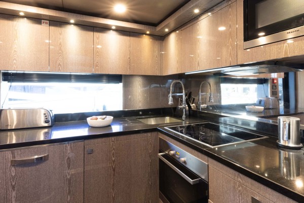 2013 Sunseeker 92 Yacht