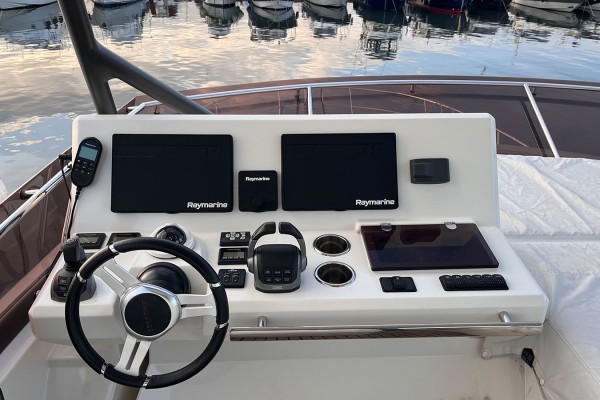 2021 Prestige 520 HT